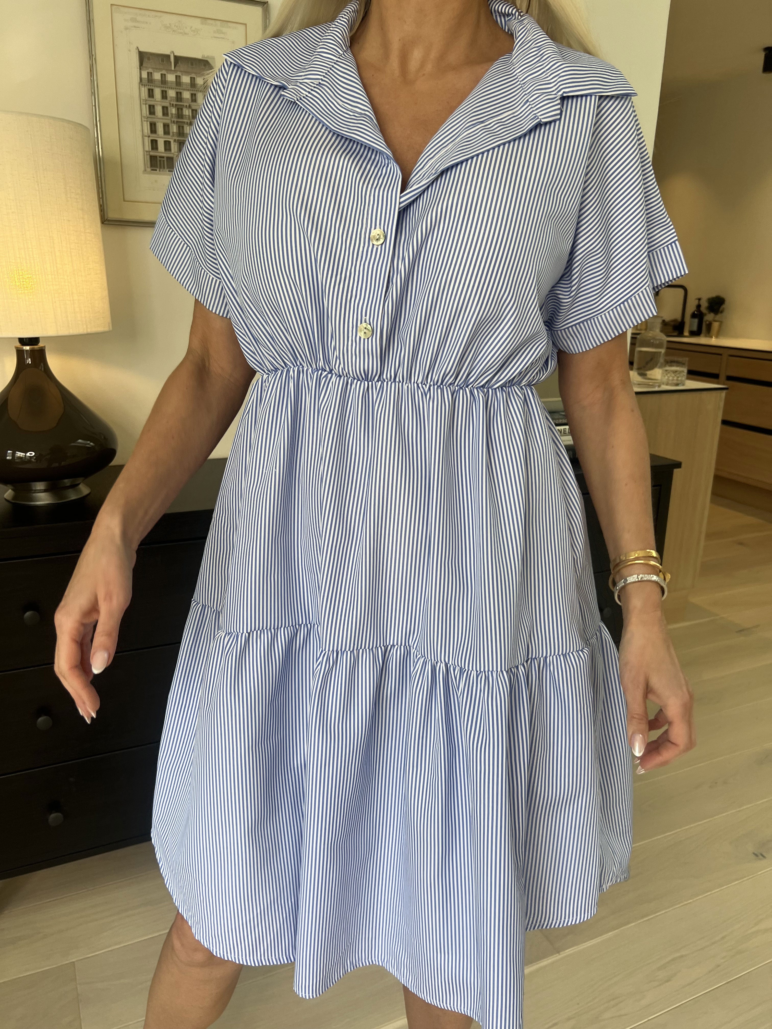 Linnea - Randig klänning med skjortkrage och lager-på-lager-look